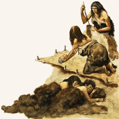 石器時代の家族が皮をこすって服を作る 作： Peter Jackson