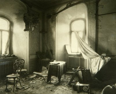 1917 年のロシア革命: 1917 年 11 月の砲撃後のモスクワ クレムリンのチュドフ修道院の内部. Pyotr Petrovich Pavlov (1860-1925) による写真 作： Petr Petrovich Pavlov