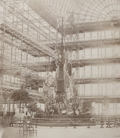 「Les Guides」の訪問時に建てられた軍事トロフィー、「Photographic Views of the Progress of the Crystal Palace, Sydenham」に掲載 作： Philip Henry Delamotte