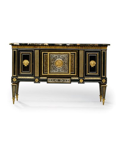 Louis XVI meuble d&39;appui、c.1785-90（オルモルに取り付けられた真ちゅうとピューターをはめ込んだ茶色のべっ甲と寄木細工） 作： Philippe Claude (attr. to) Montigny