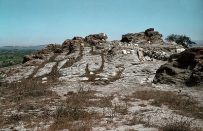 フェニキア人の文明：現在のサンタンティオコ島（聖アンティオキアまたは聖アンティオキア）にあるプニキア都市スルシスのトフェット跡、ピテクス起源（ピテクサまたはピテクサイまたはピテクサエ）（イスキア）、紀元前8世紀後半。サルデーニャ島、イタル 作： Phoenician Phoenician
