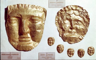 フェニキア美術：女性と男性の顔に大きな金箔の仮面、底部に5つの小さな金箔の仮面のグループ 作： Phoenician Phoenician