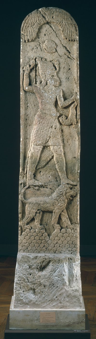 アムリスのライオンの上に立っている神を描いた奉納ステラ、紀元前550年頃（石灰岩） 作： Phoenician School