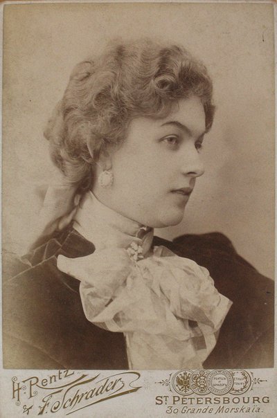 アナスタシャ・ドミトリエフナ・ビャルツェワ、1871～1913年、1890年代半ば。 作： Photo studio H. Rentz and F.