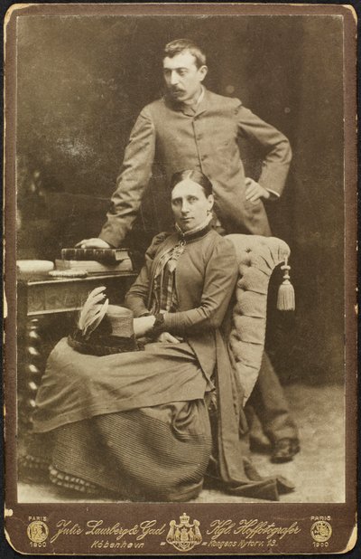 メッテとポール・ゴーギャンの肖像、1885年。 作： Photo studio Julie Laurberg and Franziska
