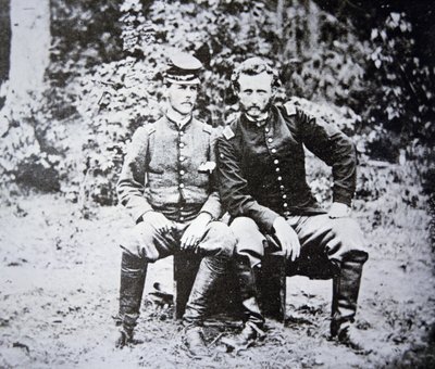 1862年5月に捕らえられた南軍の捕虜ワシントン中尉とジョージ・A・カスター中尉（1839-1876）（無帽）の肖像（モノクロ写真 作： Photographer American