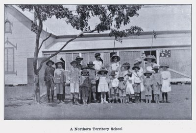 ノーザンテリトリーの学校（モノクロ写真 作： Photographer Australian