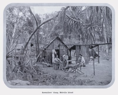 メルヴィル島の製材所キャンプ（モノクロ写真 作： Photographer Australian