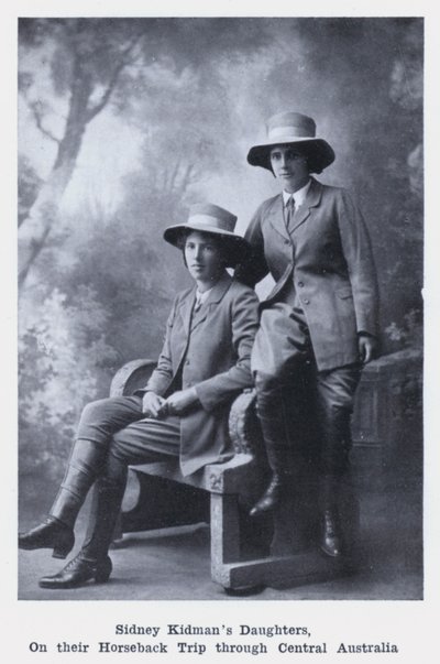 シドニー・キッドマンの娘たちがオーストラリア中央部を馬で旅する様子（モノクロ写真 作： Photographer Australian