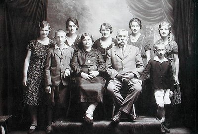 多数の子供を持つ家族（20世紀初頭）（写真 作： Photographer Austrian