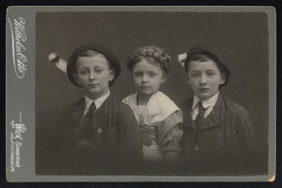 オーストリアの子供たち3人の肖像（モノクロ写真 作： Austrian Photographer