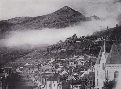 ルロワ鉱山が見えるロスランドの全景（モノクロ写真 作： Photographer Canadian