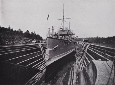 ブリティッシュ・コロンビア州エスキマルトでドック入りしたHMS「フローラ」（モノクロ写真 作： Photographer Canadian