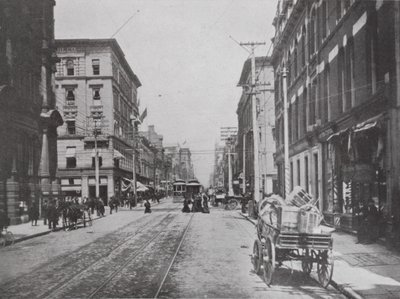 トロント、キングの角、Yonge Streetを見上げる（モノクロ写真 作： Photographer Canadian