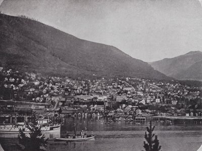 クートニー川の対岸から見たネルソン（モノクロ写真 作： Photographer Canadian