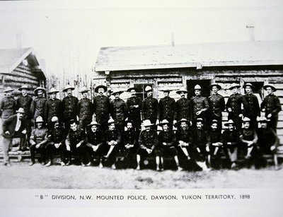 1898年、ゴールドラッシュに沸くユーコン準州ドーソンの北西騎馬警察B師団(モノクロ写真) 作： Photographer Canadian