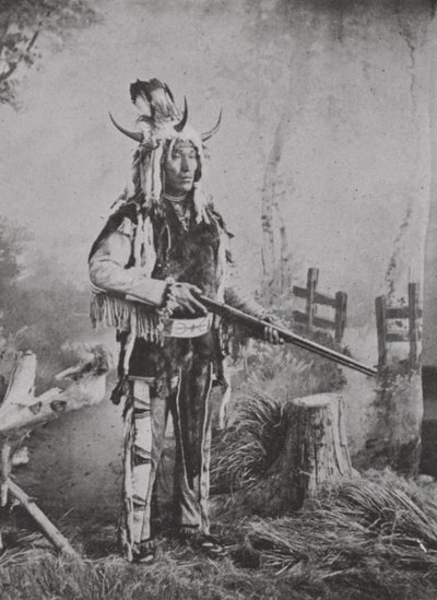 戦争衣装を着たストーニーインディアン（モノクロ写真 作： Photographer Canadian