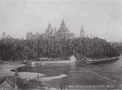 ネピアン・ポイントから見たオタワの国会議事堂（モノクロ写真 作： Photographer Canadian