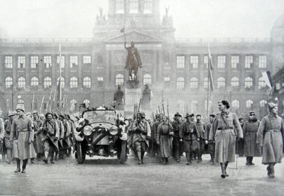 1918年12月25日、プラハでトーマス・マサリク大統領に同行するチェコ軍（モノクロ写真 作： Photographer Czech