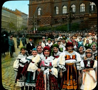 民族衣装を着た若い女性たち（チェコスロバキア、プラハ、ヴァーツラフ広場、1921年頃）（写真 作： Photographer Czech