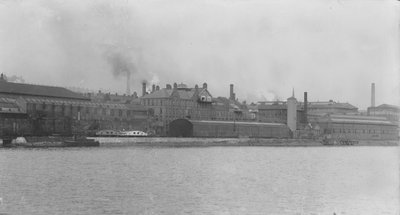ニューカッスル・アポン・タインのエルズウィック工場のエンジン工場と本社の風景（モノクロ写真 作： Photographer English