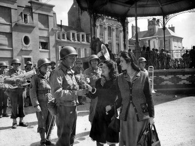 Soldados americanos conversando com jovens francesas, Cherbourg, 29 de junho 作： Photographer French