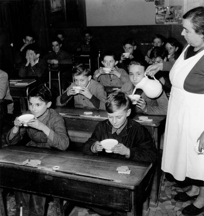 Free Milk in French Schools, 8th December 1954 (b/w photo)   1452858   ja       japanese Successfully Translated  Original: View of Prior Park Translat: View of Prior Park 1447709 ja japanese Successfully Translated Original: Fresco depicting Isis worship, 作： Photographer French