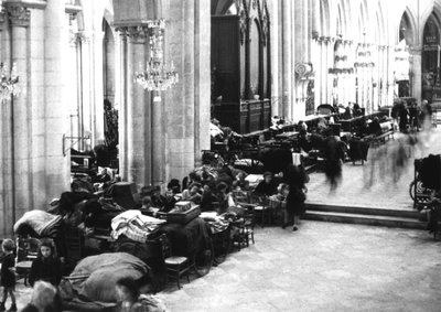 カーン大聖堂に避難する人々、1944 年 7 月 (b/w 写真) 作： Photographer French