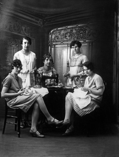 裁縫工房、1920年頃（白黒写真） 作： Photographer French