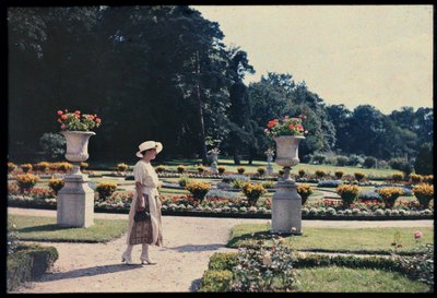 バガテルの庭を歩く女性、パリ、1920年頃（写真） 作： 写真家フランス人