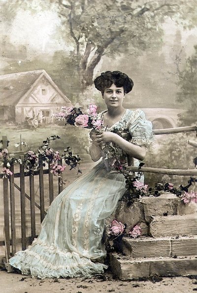 花輪を持つ女性、はがき、c. 1900年（手彩色写真） 作： Photographer French