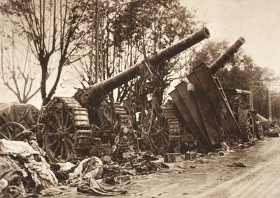 イソンゾからピアヴェへの撤退線上にある膨大な銃の戦利品のごく一部（モノクロ写真 作： Photographer German