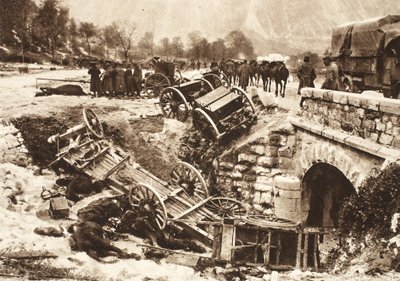 ウディネ近郊の補給路を行くイタリアの弾薬隊がドイツ軍の砲撃を受けている様子（モノクロ写真）。 作： Photographer German