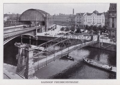 ベルリン：フリードリッヒシュトラーセ駅（モノクロ写真 作： Photographer German