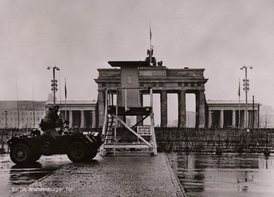 東西ベルリンの境界線、ブランデンブルク門に停車中の英国製装甲車(白黒写真) 作： Photographer German