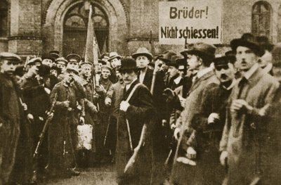 兄弟よ、撃つな！」、ベルリンでの抗議行動、1918年11月（セピア写真 作： Photographer German