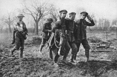 仲間意識。負傷したドイツ人と一緒に死傷者収容所に向かうイギリス人囚人（モノクロ写真 作： Photographer German