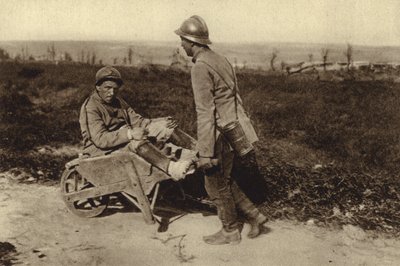負傷した仲間を手押し車で運ぶ捕虜のフランス人兵士（第一次世界大戦 作： Photographer German