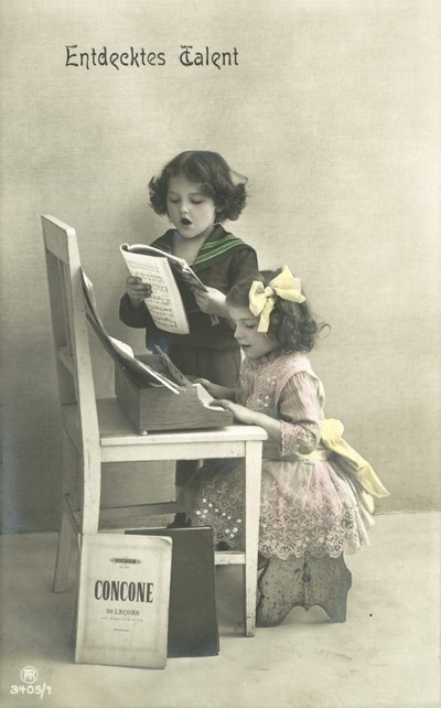 歌う子供たち（カラー写真 作： Photographer German