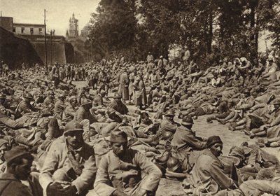 第一次世界大戦のドイツ軍の春の攻勢で捕らえられたフランス人捕虜の、フランス・ラオンの城塞内の集積所 作： Photographer German