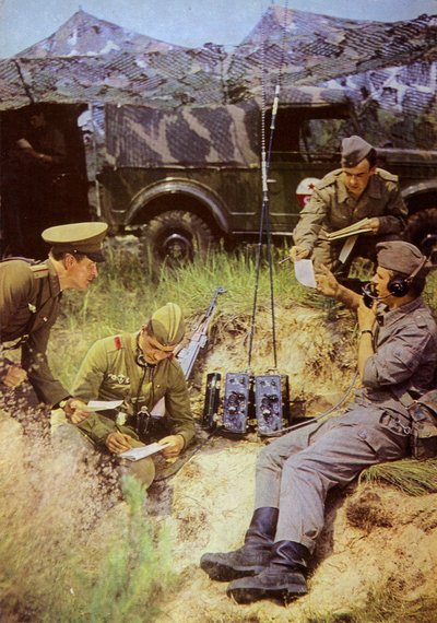 戦友はクラスの兄弟、一緒なら無敵だ（カラー写真 作： Photographer German