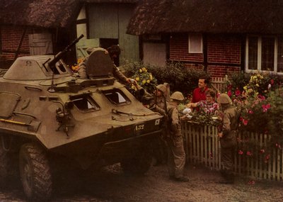 行軍中の休憩時、住民から心のこもった歓迎を受ける全国人民軍の兵士たち（カラー写真）。 作： Photographer German