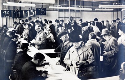 西側の親戚を訪問するための許可証を得るために列をなす東ドイツ市民（モノクロ写真）。 作： Photographer German