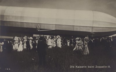 ドイツのヴィクトリア・アウグスタ皇后とツェッペリンLZ III（モノクロ写真 作： Photographer German