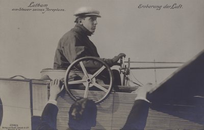飛行機を操縦するフランス人飛行家Hubert Latham氏（モノクロ写真 作： Photographer German