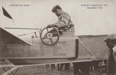 飛行機を操縦するフランス人飛行家ヒューバート・レイサム（1909年9月、ベルリン・テンペルホーフ飛行場）（モノクロ写真 作： Photographer German