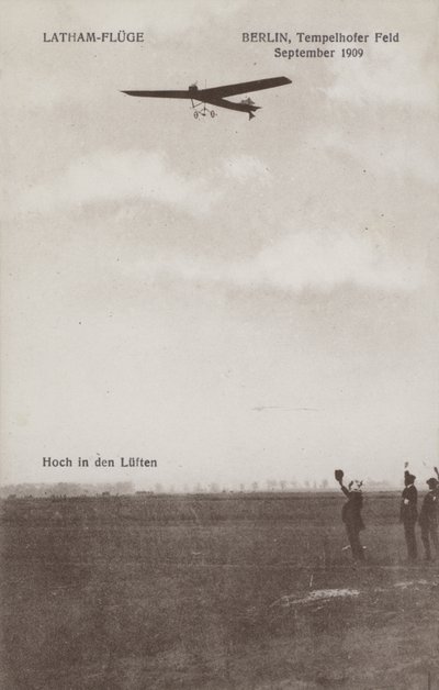 1909年9月、ベルリンのテンペルホーフ飛行場を飛行するフランス人飛行士ヒューバート・レイサム（モノクロ写真 作： Photographer German