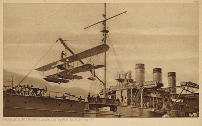 船に吊り上げられるフランス海軍の飛行機（モノクロ写真 作： Photographer German