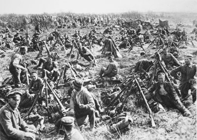 フランスでの大戦争」より。ルーピーの前で休息するドイツ歩兵、1918年頃（モノクロ写真 作： Photographer German