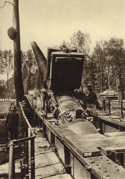 第一次世界大戦中、フランスのヴェルダンやダンケルクの砲撃に使用されたドイツの380mm鉄道砲 作： Photographer German